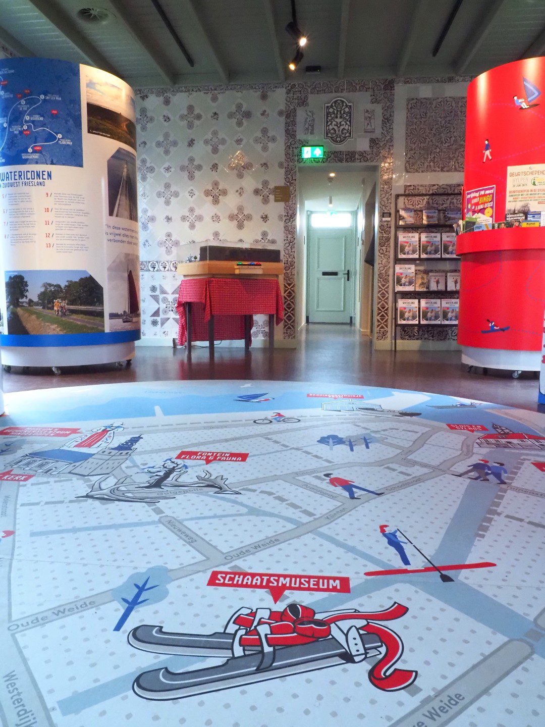 Museum Hindeloopen in Hindeloopen, in het Fries Hylpen, presenteert historische zeevaart, het leven van de schippers en hun gezinnen, een originele Hindelooper kamer, kleurrijke Hindelooper klederdracht en meubelschilderkunst en de eigen taal van het stadje, het Hylpers.