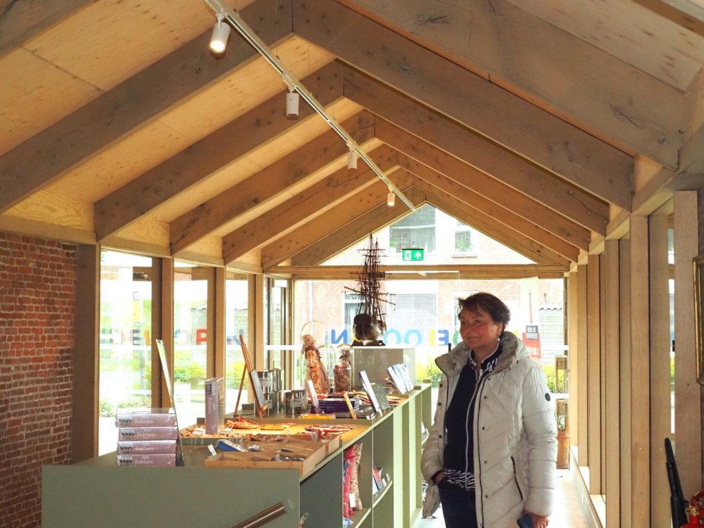 Museum Hindeloopen in Hindeloopen, in het Fries Hylpen, presenteert historische zeevaart, het leven van de schippers en hun gezinnen, een originele Hindelooper kamer, kleurrijke Hindelooper klederdracht en meubelschilderkunst en de eigen taal van het stadje, het Hylpers. 