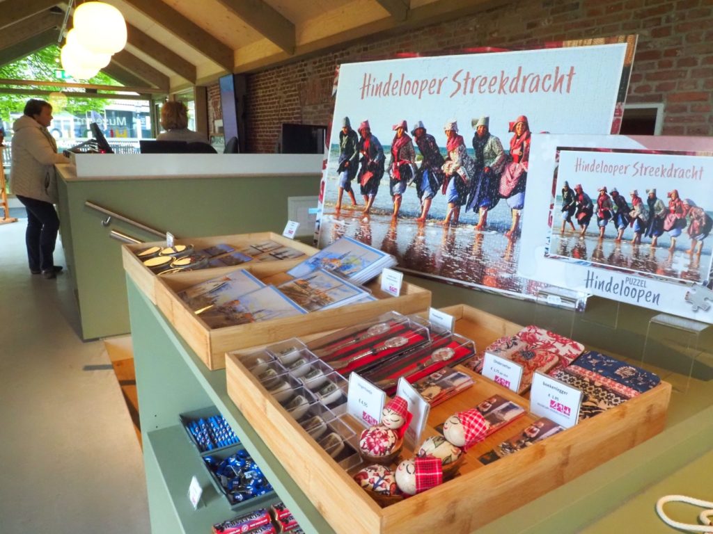 Museum Hindeloopen in Hindeloopen, in het Fries Hylpen, presenteert historische zeevaart, het leven van de schippers en hun gezinnen, een originele Hindelooper kamer, kleurrijke Hindelooper klederdracht en meubelschilderkunst en de eigen taal van het stadje, het Hylpers. 