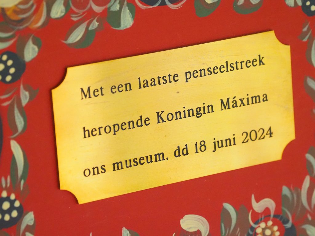 Museum Hindeloopen in Hindeloopen, in het Fries Hylpen, presenteert historische zeevaart, het leven van de schippers en hun gezinnen, een originele Hindelooper kamer, kleurrijke Hindelooper klederdracht en meubelschilderkunst en de eigen taal van het stadje, het Hylpers.