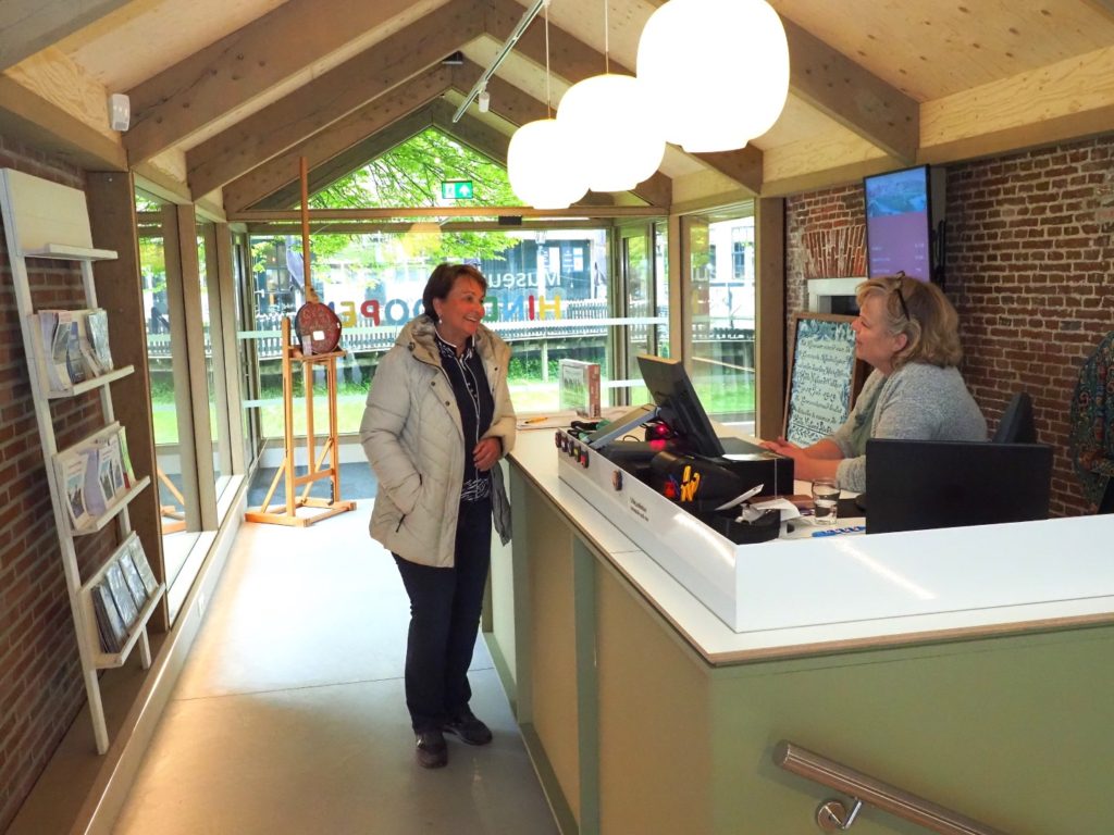 Museum Hindeloopen in Hindeloopen, in het Fries Hylpen, presenteert historische zeevaart, het leven van de schippers en hun gezinnen, een originele Hindelooper kamer, kleurrijke Hindelooper klederdracht en meubelschilderkunst en de eigen taal van het stadje, het Hylpers.