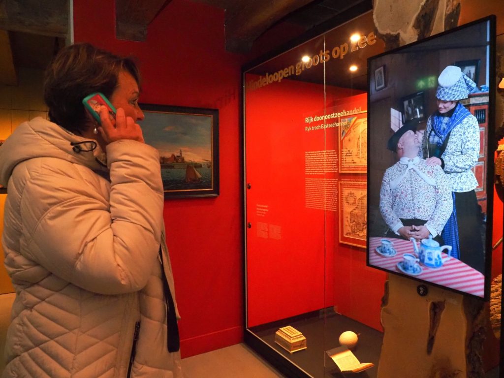 Museum Hindeloopen in Hindeloopen, in het Fries Hylpen, presenteert historische zeevaart, het leven van de schippers en hun gezinnen, een originele Hindelooper kamer, kleurrijke Hindelooper klederdracht en meubelschilderkunst en de eigen taal van het stadje, het Hylpers.