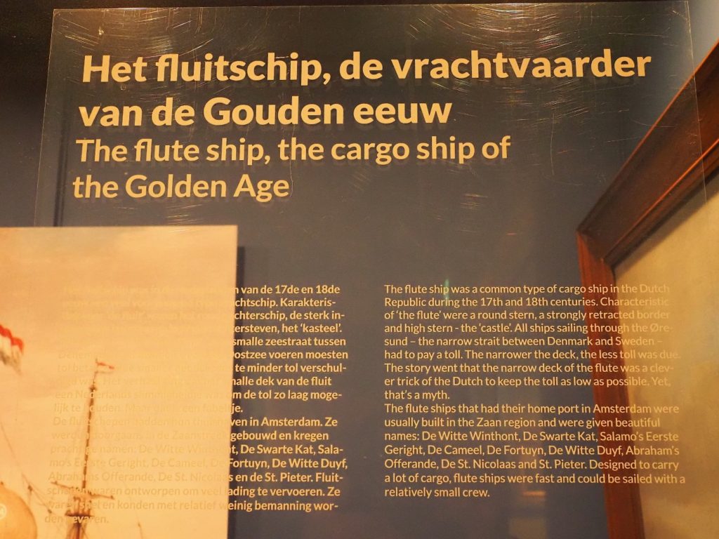 Museum Hindeloopen in Hindeloopen, in het Fries Hylpen, presenteert historische zeevaart, het leven van de schippers en hun gezinnen, een originele Hindelooper kamer, kleurrijke Hindelooper klederdracht en meubelschilderkunst en de eigen taal van het stadje, het Hylpers.