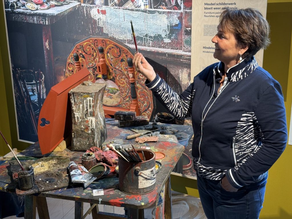 Museum Hindeloopen in Hindeloopen, in het Fries Hylpen, presenteert historische zeevaart, het leven van de schippers en hun gezinnen, een originele Hindelooper kamer, kleurrijke Hindelooper klederdracht en meubelschilderkunst en de eigen taal van het stadje, het Hylpers. 